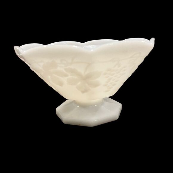 Vintage 9 inch Anchor Hocking milk glass grape and leaf pedestal fruit bowl - Picture 4 of 9